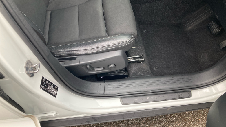 Volvo Xc40 2.0 T4 Momentum Pro 5dr AWD Geartronic Petrol Estate